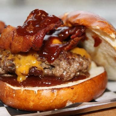  Dirty South Burger:  A Symphony of Juicy Beef and Tangy Barbecue Bliss!