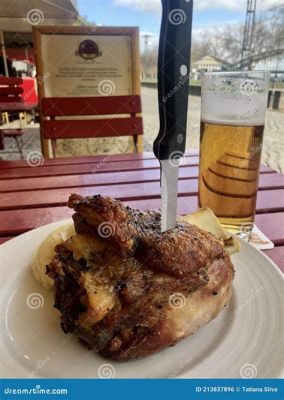  Schweinshaxe:  กรอบนอกนุ่มใน เสิร์ฟพร้อมซอสข้น หอมกลิ่นมัสตาร์ดและเบียร์!