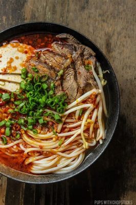  Bún bò Huế: สัมผัสความหอมกรุ่นของน้ำซุปเนื้อและความเผ็ดร้อนของพริกในชามเดียว!