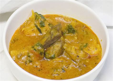  Miyan Taushe! A Symphony of Spicy Nutty Flavors Wrapped in Aromatic Spinach Leaves